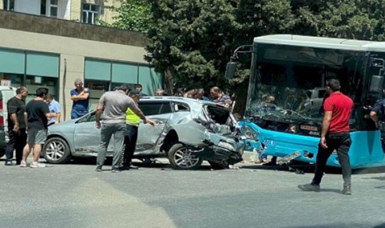 Bakıda marşrut avtobusu “qırmızı”da keçib qəza törətdi - Ölənlər var