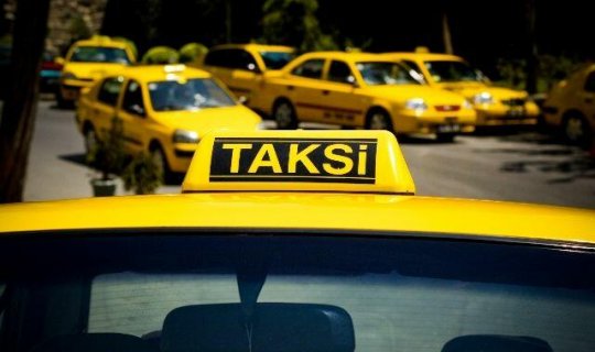 Bakının mərkəzində yolu bağlayıb taksi sürücüsünü DÖYDÜLƏR