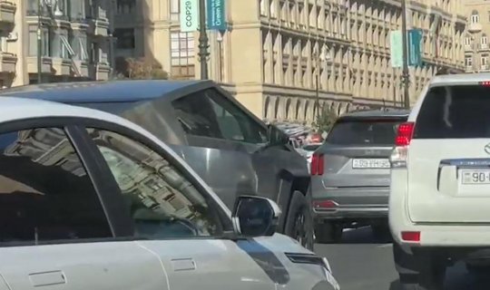 İlon Maskın “Cybertruck”ı Bakıda tıxacda qaldı - FOTO