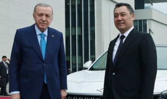 Ərdoğan Qırğızıstan prezidentinə görün nə bağışladı - Foto