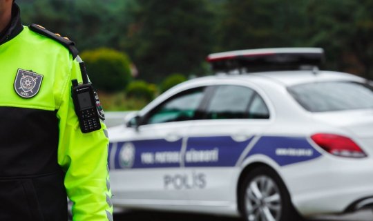 Yol polisi piyadaları yağmurlu havada ehtiyatlı olmağa çağırıb