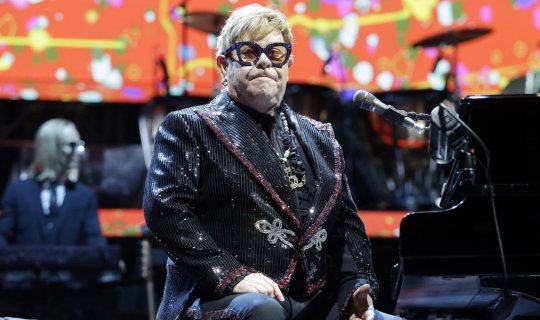 Elton Con görmə qabiliyyətini itirdi