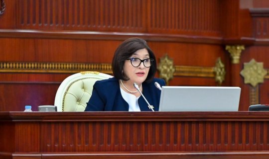 Spikerdən deputatlara irad: "Sizə qulaq asdıqca..."