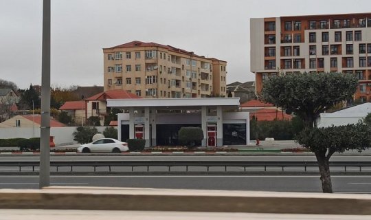 Aeroport yolunun üzərindəki "Lukoil" bağlandı - FOTO