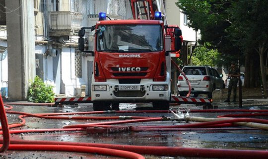 Bakıda "Porsche" qəzaya düşüb, yanğın olub