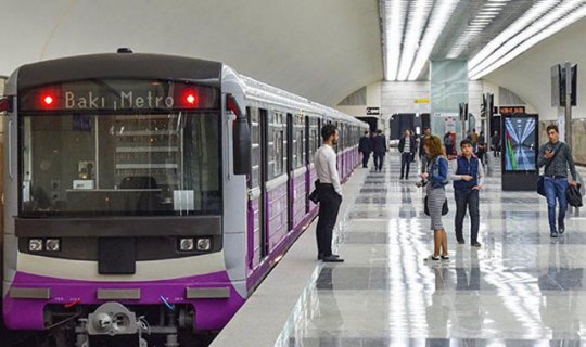 Bakı metrosunda iki qadının halı pisləşdi