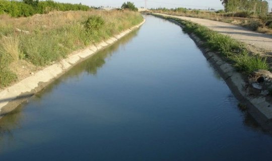 Neftçalada motosiklet su kanalına düşüb, ölən var