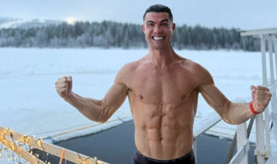 Ronaldo qarlı havada çılpaq sinəsi ilə POZA VERDİ