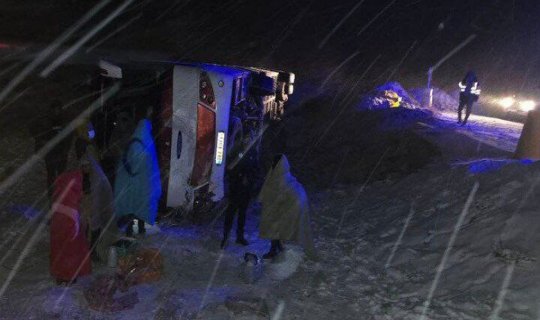 İranda avtobus aşıb, 16 nəfər yaralanıb