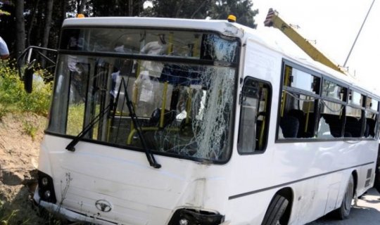 Bakıda avtobus qəzaya uğrayıb, bir nəfər ölüb 