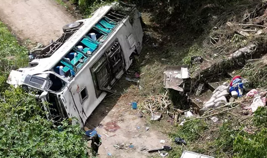 Bu ölkədə turistləri daşıyan avtobus uçuruma yuvarlandı, çox sayda ölü var - Foto