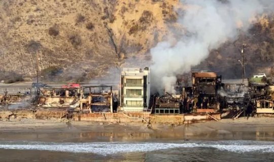 Los-Ancelesdə MÖCÜZƏ: Bir villadan başqa hamısı yandı - FOTO