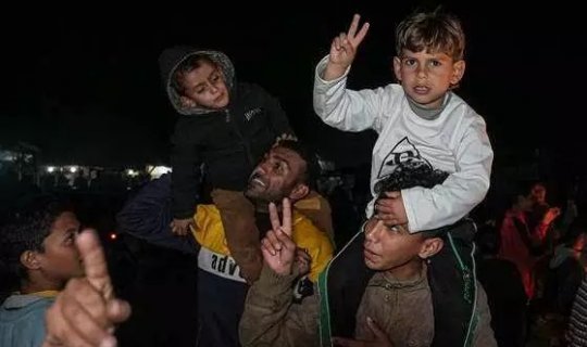 Tarixi atəşkəsdən sonra dünyanın hər yerindən sevinc nümayişləri - FOTO/VİDEO