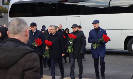 Nazir müavini və agentlik rəhbəri Şəhidlər Xiyabanında - Video