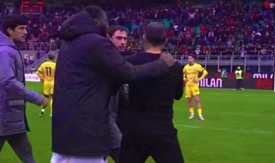 "Milan"ın baş məşqçisi kapitanı döymək istədi - VİDEO