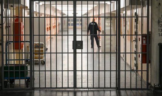 Penitensiar Xidmətinin sabiq vəzifəli şəxsi cərimələndi - Dustağa telefon aparıb