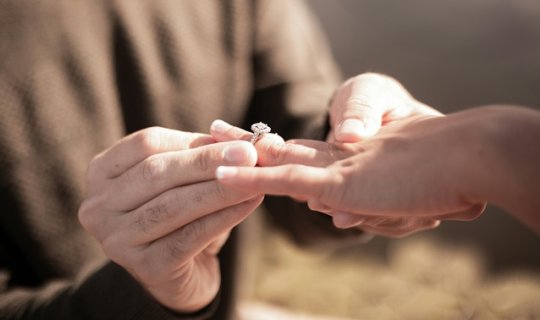 Azərbaycanda transla nişanlanan gənc yaşadığı kənddən qovuldu