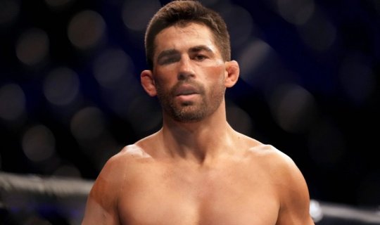 UFC çempionu karyerasını başa vurub