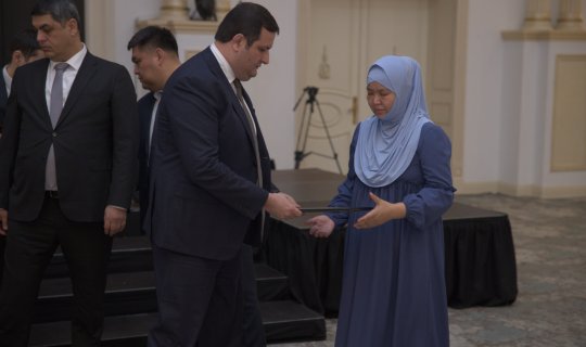 Azərbaycanlı iş adamı təyyarə qəzasında həlak olan Qazaxıstan vətəndaşlarının yaxınlarına ev hədiyyə etdi