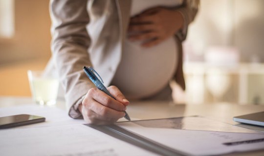 Hamilə olduğu üçün işdən çıxarılan qadın təzminat aldı