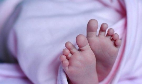 Yeni doğulmuş körpənin qarnında əkizlər TAPILDI