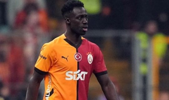 "Qalatasaray"ın futbolçusu oyun zamanı yatıb - FOTO