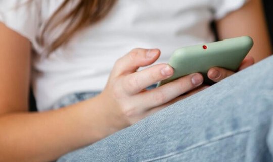 Bu təhlükəli vərdiş telefonun bateriyasını tez öldürür: Smartfonu hara qoymaq olmaz?