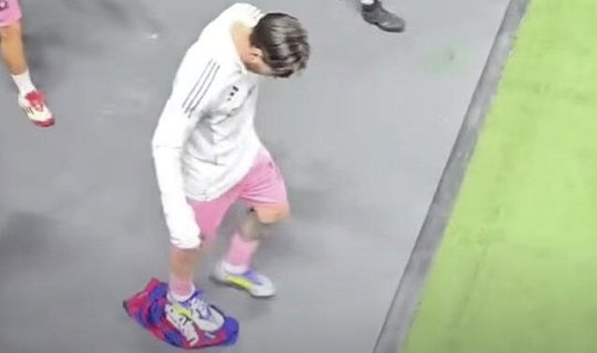 Messi &ldquo;Barselona&rdquo; formasını TAPDALADI - VİDEO