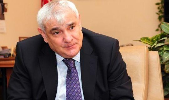 "3 nəfərin başqa dildə danışması ilə dilimiz əldən gedəcəksə, dünəndən getsə yaxşıdır" - Kamal Abdulla