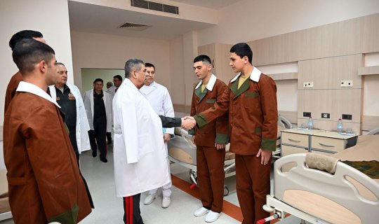 Zakir Həsənov müalicə olunan hərbi qulluqçuları ziyarət edib -&nbsp;FOTO