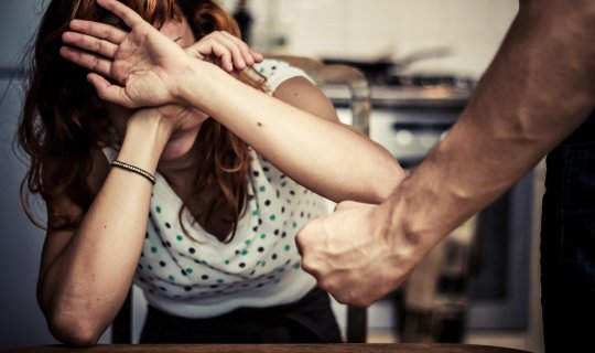 Bakıda dəhşət: ər boşanmaq istəyən arvadının qulağını kəsdi