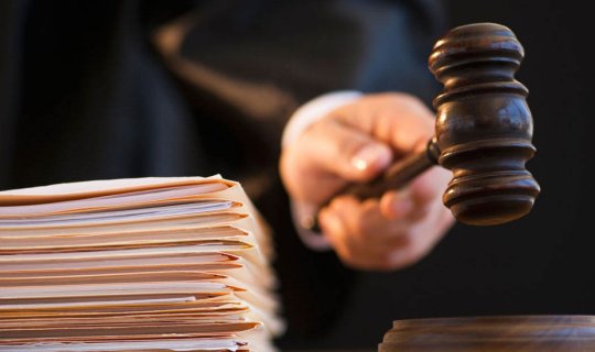 Adam bıçaqlamaqda təqsirləndirilən keçmiş diplomata hökm oxunub