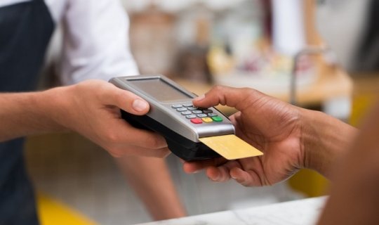 "Banklar POS-terminallara xidmətə görə ildə 368 milyon manat qazanır" - AÇIQLAMA