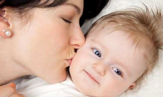 Uşaqları öpərkən diqqətli olun, təhlükəli virusa yoluxa bilər - XƏBƏRDARLIQ