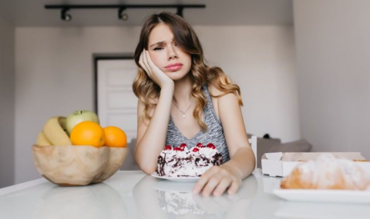 Stress zamanı yeyilməməsi lazım olan ən pis qidalar