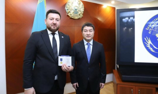 Tokayev Azərbaycanın tanınmış aktyorunun oğlunu təltif etdi - FOTO