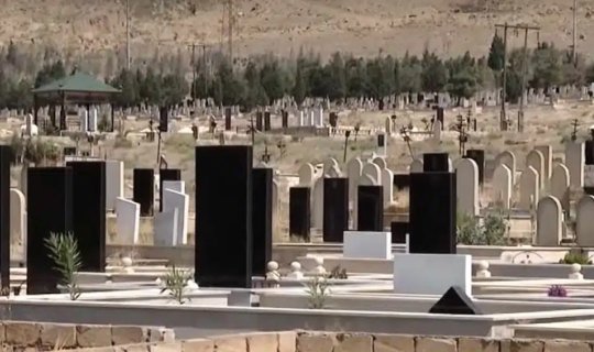 Qəbiri qucaqladığını çəkdirmək, necə ağladığını göstərmək&hellip; - Şouya çevrilən vərdiş
