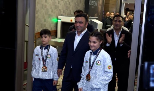 Dünya çempionu Əminənin Bakıda qarşılanması... - VİDEO
