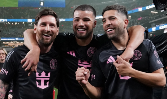 Messi onu da yanına aparır