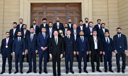 İlham Əliyev minifutbol üzrə dünya çempionatının qalibi olan millimizin üzvlərini qəbul edib - YENİLƏNİB