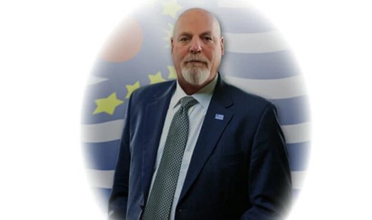 Ayda və planetlərdə torpaq satan adam: Dennis Houpun təəccüblü hekayəsi