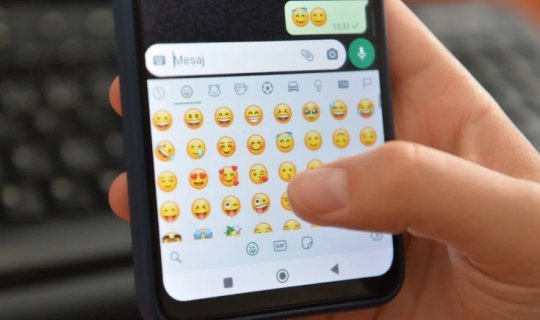 Emojilərin yazışmalarda təsiri