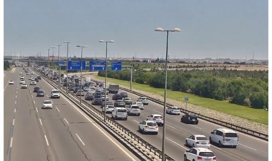 Yol-nəqliyyat hadisəsi tıxac yaratdı