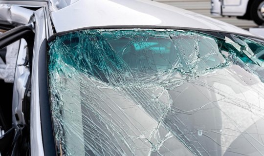 Bakıda iki avtomobil toqquşub, 1 ölü, 5 yaralı var