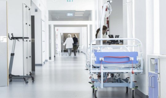 Bakıda klinika direktoru olan əri tərəfindən güllələnən qadının vəziyyəti açıqlanıb