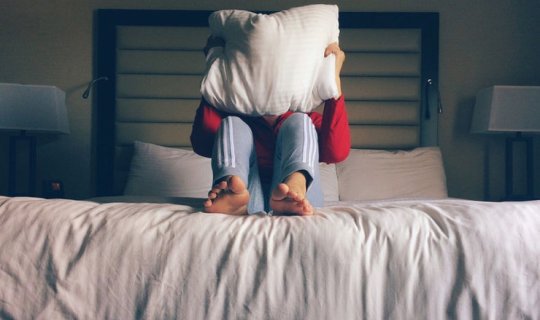 Bakıda ərini&nbsp;çarpayıdan yıxıb öldürən&nbsp;qadın məhkəmədə ağladı