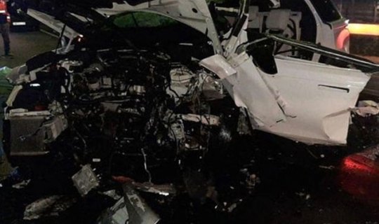 Bakıda avtomobil yol kənarındakı yük maşınına çırpıldı&nbsp;- Ölən var