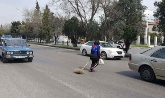 Mingəçevirdə avtomobil yaşlı süpürgəçi qadını vurdu