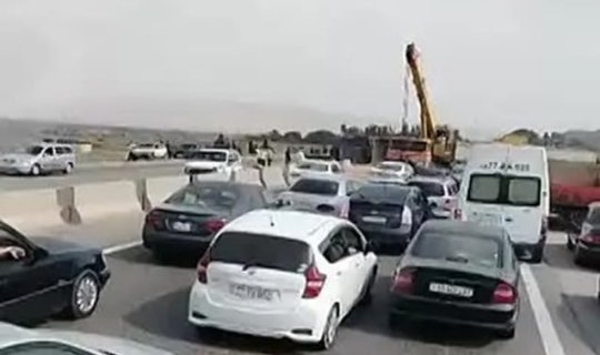 TIR aşdı, taxıl yola dağıldı&nbsp;-&nbsp;VİDEO