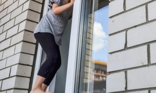 15 yaşlı qız beşinci mərtəbədən yıxıldı